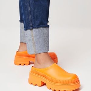*SOLD* NIB Charles & Keith Chunky Round Toe Mules - Orange - Size 5 (US)